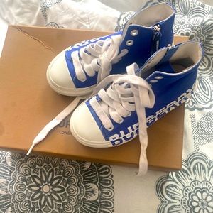 DETAILS
High top trainers, Printed logo, Lace-up, Side zip
Two-tone size EU 29